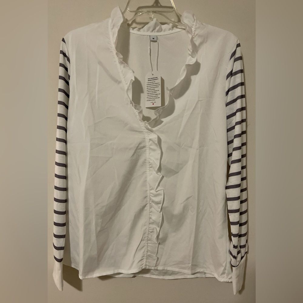 Women’s M Boutique White Vneck Striped Blouse NWT 
(🤑 Get 5 items for $30)
